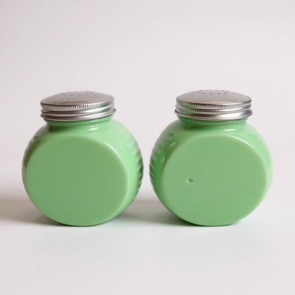 Jadeite Glass Salt and Pepper Shakers Depression Style Tire Range Size Art Deco - Picture 4 of 4